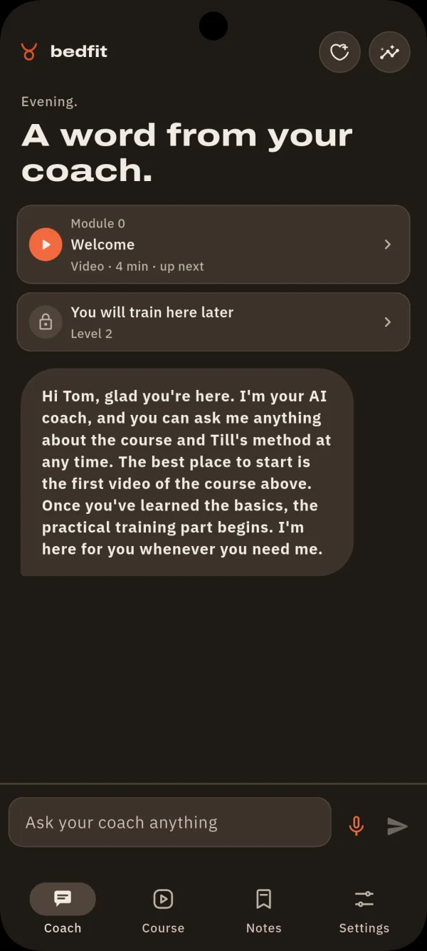 Bedfit app: home screen with the coach greeting, the first course video and the chat